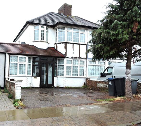 4 Bedroom Semi-Detached House For Sale In Cedar Avenue, Enfield, EN3