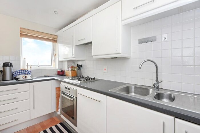2 Bedroom Flat To Rent In Wheeler Place, Bromley, Kent, BR2