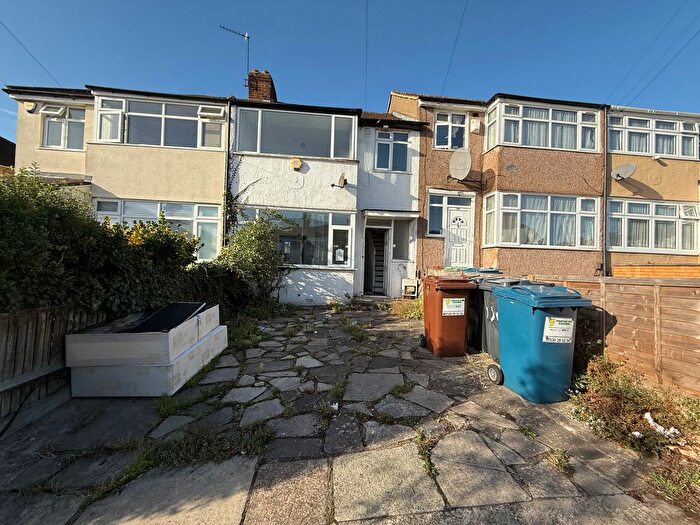 3 Bedroom Detached House For Sale In Dale Avenue, Edgware, HA8