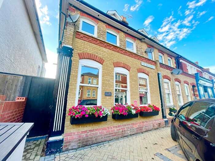 2 Bedroom Flat For Sale In The Broadway, Broadstairs, Kent, CT10