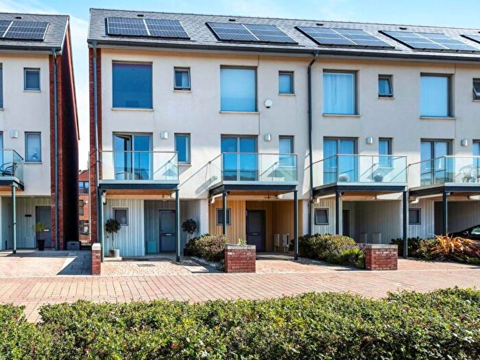 3 Bedroom Town House To Rent In Langdon Road, Swansea, SA1
