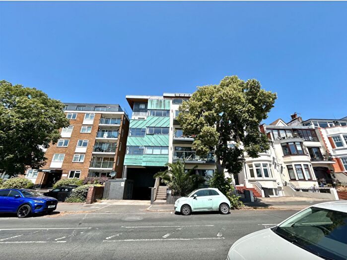 2 Bedroom Flat To Rent In St James Court, Grand Parade, Leigh-On-Sea, SS9