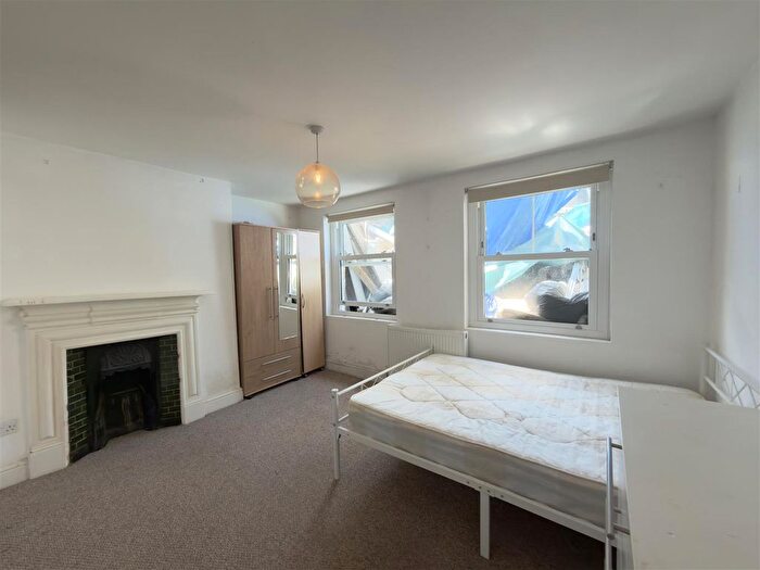 3 Bedroom Flat To Rent In Kyverdale Road, Stoke Newington, N16