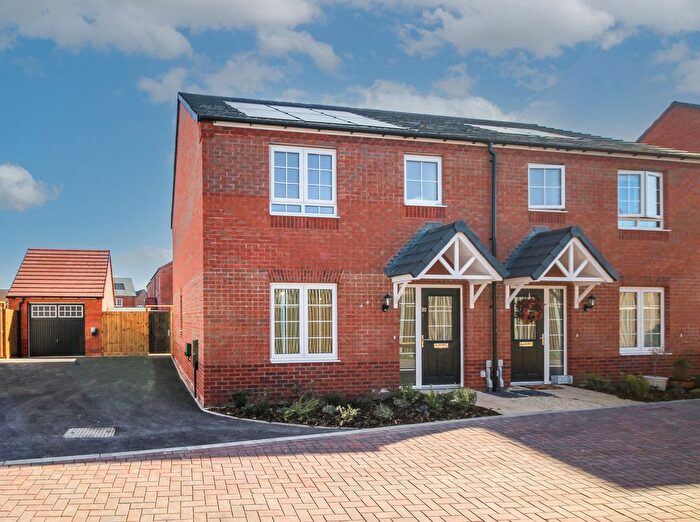 3 Bedroom Semi-Detached House For Sale In Naseby Close, Warwick, CV34