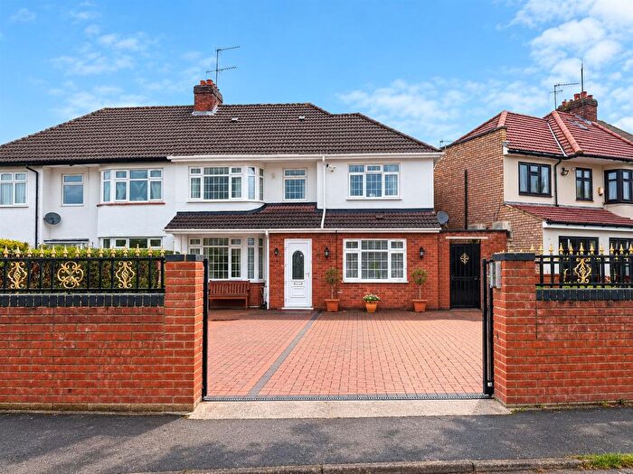 5 Bedroom Semi-Detached House For Sale In Cranbourne Close, Slough, SL1