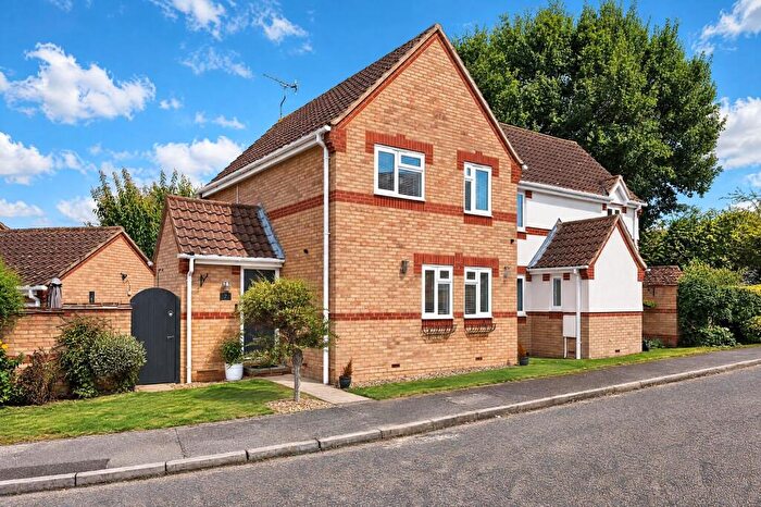 3 Bedroom Semi-Detached House For Sale In Mill Field Close, Rayleigh, SS6