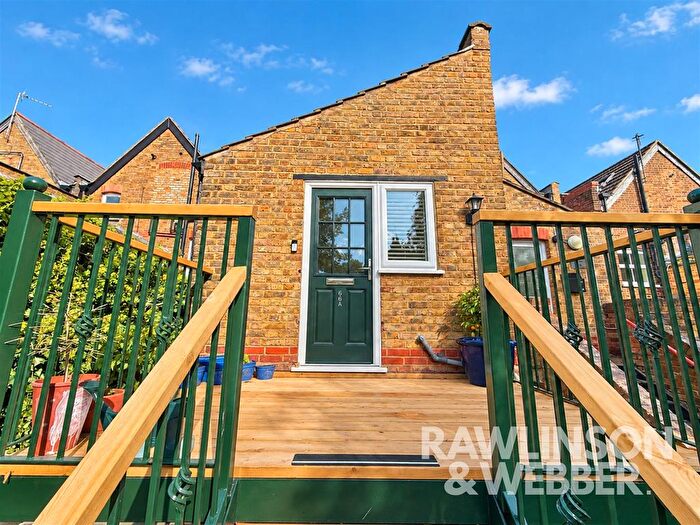 3 Bedroom Maisonette For Sale In Walton Road, East Molesey, KT8