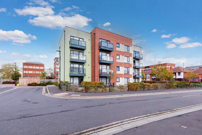 2 Bedroom Apartment For Sale In Finefield Walk, Slough, SL1