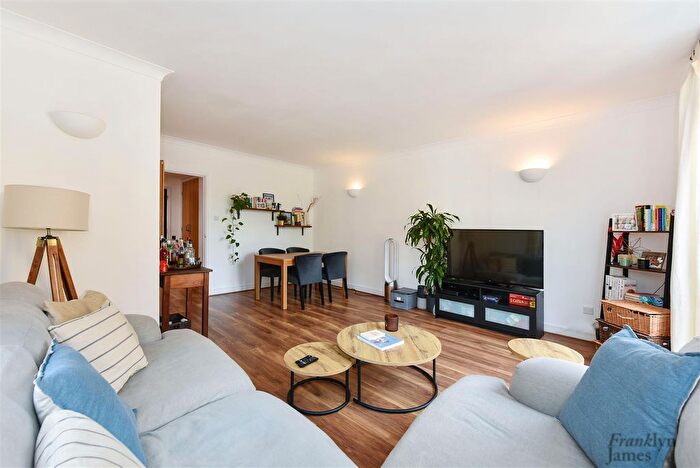 2 Bedroom Flat For Sale In Narrow Street, London, E14