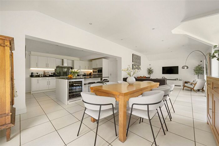 4 Bedroom Detached House For Sale In Ashcroft Park, Cobham, Surrey, KT11