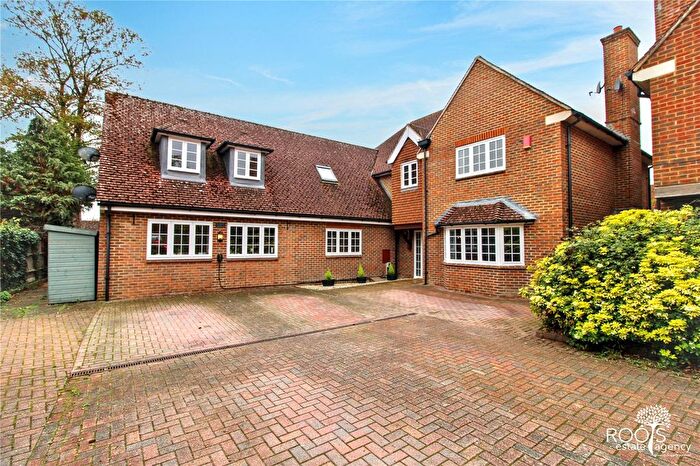 6 Bedroom Detached House For Sale In Church Close, Thatcham, Berkshire, RG19