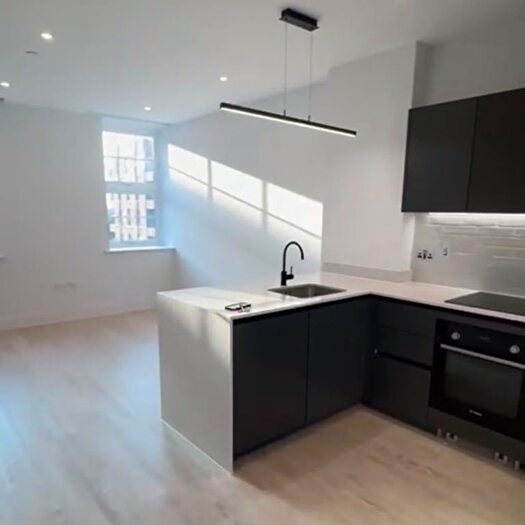 2 Bedroom Flat To Rent In Memorial Avenue, Slough, SL1
