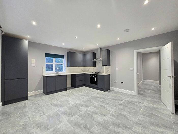 2 Bedroom Flat To Rent In Crescent Drive, Aldershot, GU12