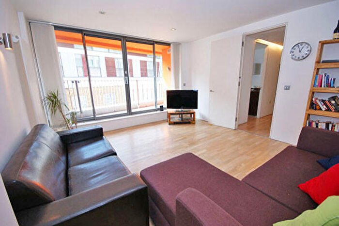 3 Bedroom Flat To Rent In Plumbers Row, London, E1