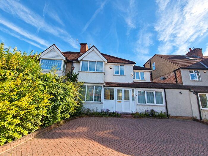 5 Bedroom Semi-Detached House For Sale In Parkside Way, Harrow, HA2