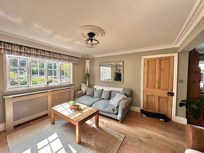 3 Bedroom Semi-Detached House For Sale In The Green, Reaseheath, Cheshire, CW5 - Photo 8