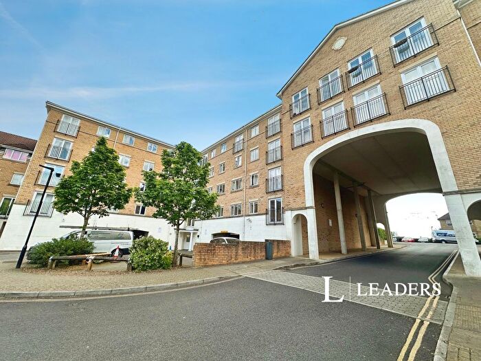 2 Bedroom Flat For Sale In The Dell, Southampton, Hampshire, SO15