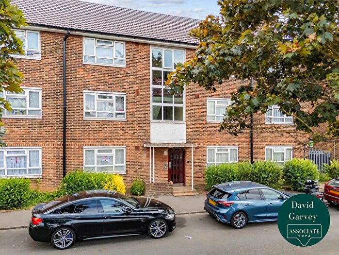 2 Bedroom Flat For Sale In Whalebone Lane South, Dagenham, RM8