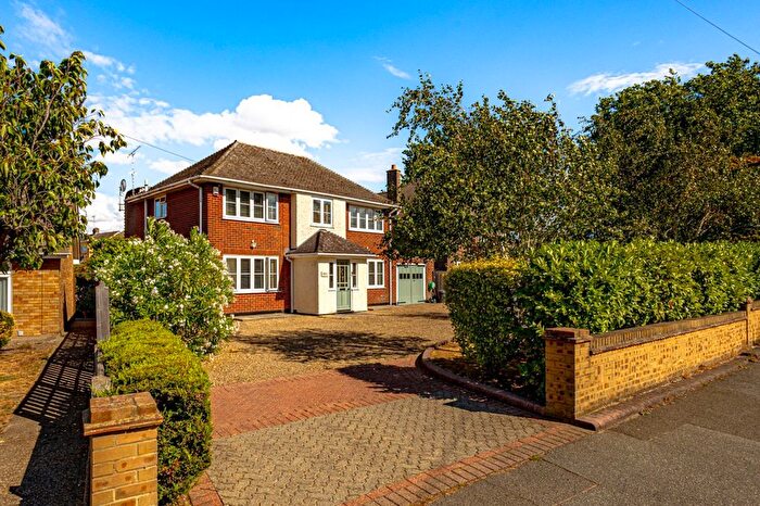4 Bedroom Detached House For Sale In Daws Heath Road, Hadleigh, SS7