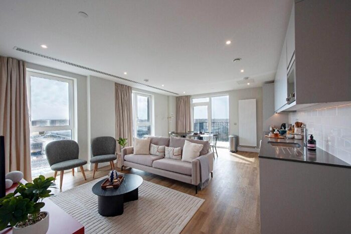 3 Bedroom Apartment To Rent In Moat Street, Wandsworth, London, SW11
