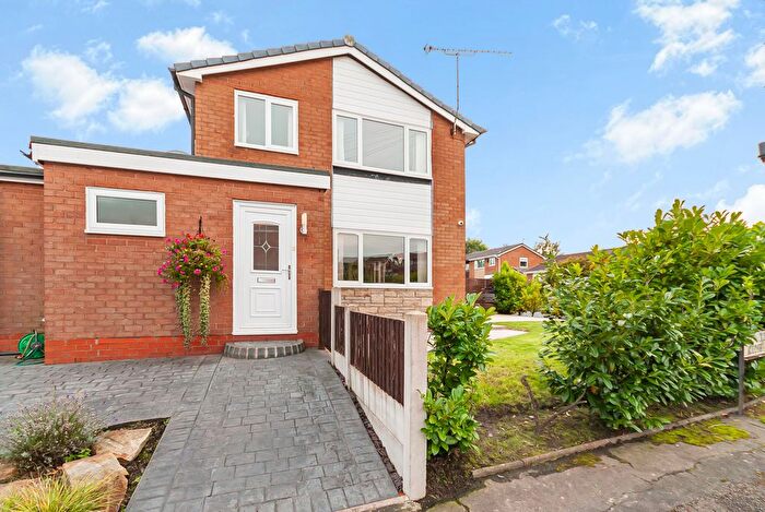 3 Bedroom Semi-Detached House For Sale In Cotswold Close, Ramsbottom, BL0