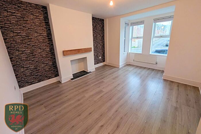 4 Bedroom Terraced House To Rent In Maesquarre Road, Ammanford, SA18