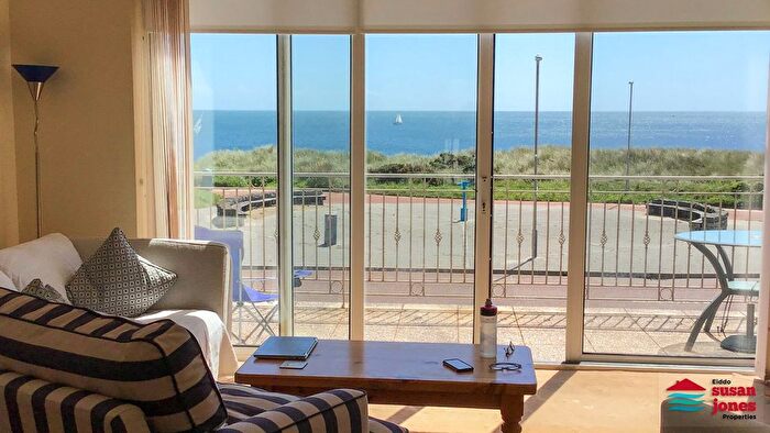 3 Bedroom Town House For Sale In South Beach, Pwllheli, LL53