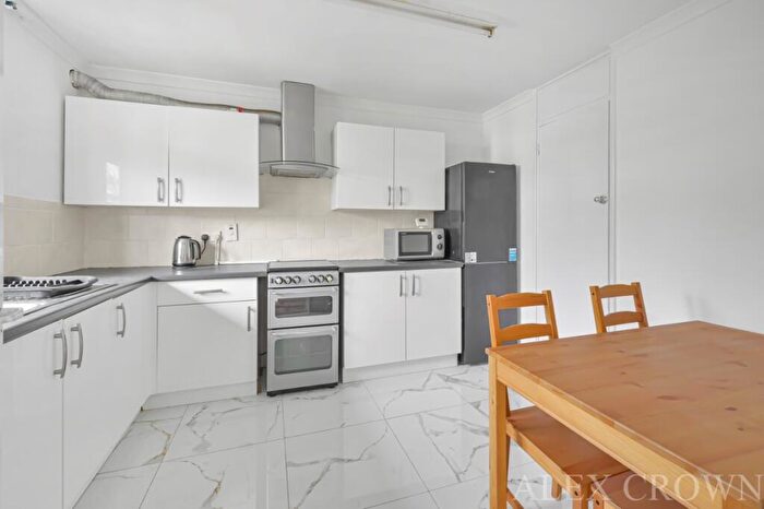 3 Bedroom Flat To Rent In Cable Street, Shadwell, E1W