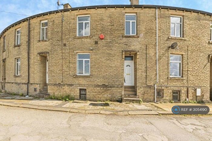 3 Bedroom End Of Terrace House To Rent In Beacon St, Huddersfield, HD2