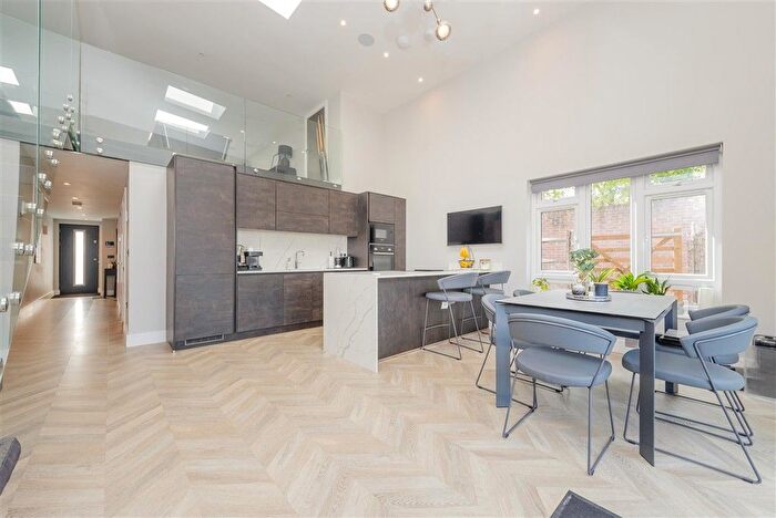 2 Bedroom Barn Conversion For Sale In Franks Lane, Horton Kirby, Dartford, Kent, DA4