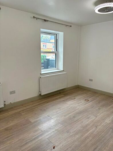 2 Bedroom Flat To Rent In The Vale, Acton, London, W3