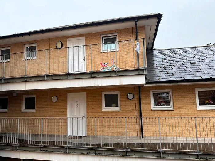 2 Bedroom Flat For Sale In Tilley Road, Feltham, Feltham, TW13