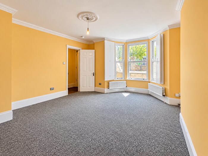 3 Bedroom Apartment To Rent In Drayton Park, London, N5