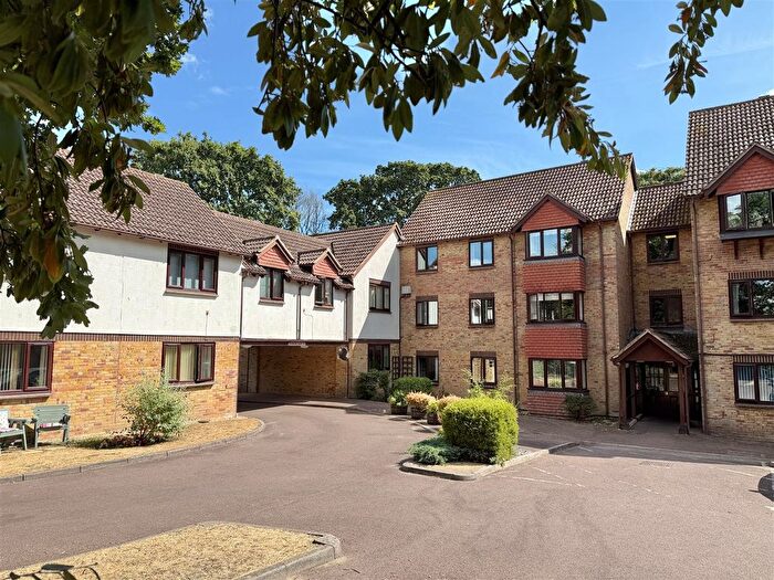 1 Bedroom Flat For Sale In Lakeside Pines, Barrs Avenue, New Milton, BH25