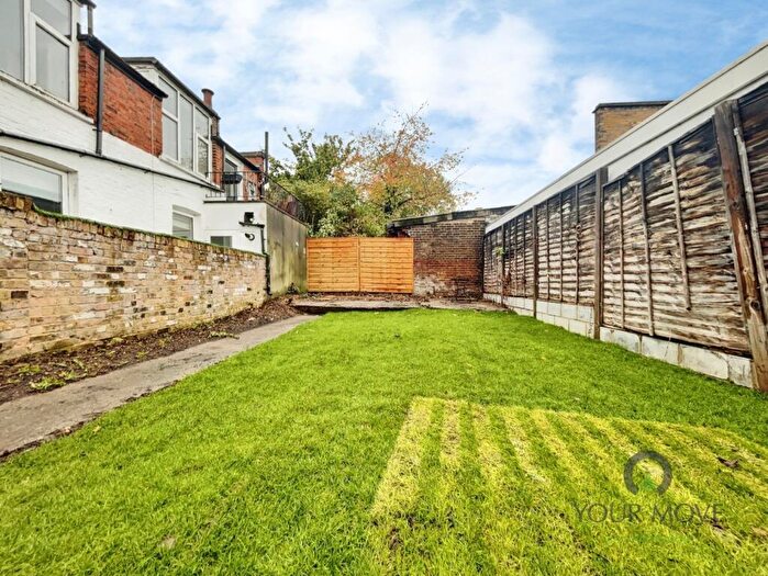Flat To Rent In Brockley Rise, London, SE23