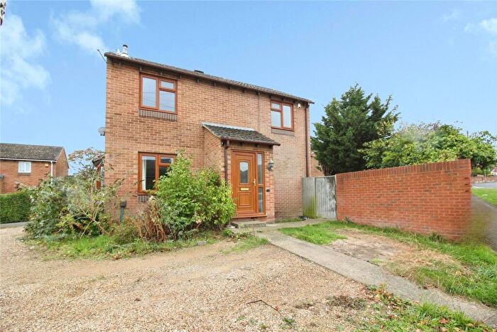 3 Bedroom Link Detached House For Sale In Wealden Way, Tilehurst, Reading, RG30