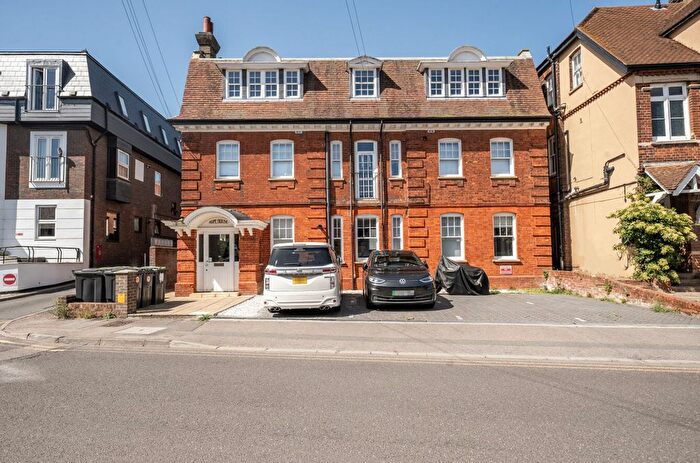 2 Bedroom Flat For Sale In Lyons Crescent, Tonbridge, TN9