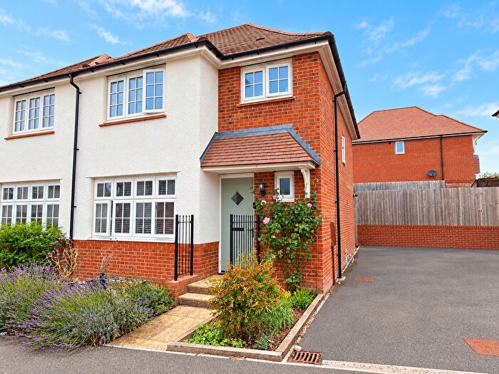 3 Bedroom Semi-Detached House For Sale In Hawkins Road, Exeter, EX1