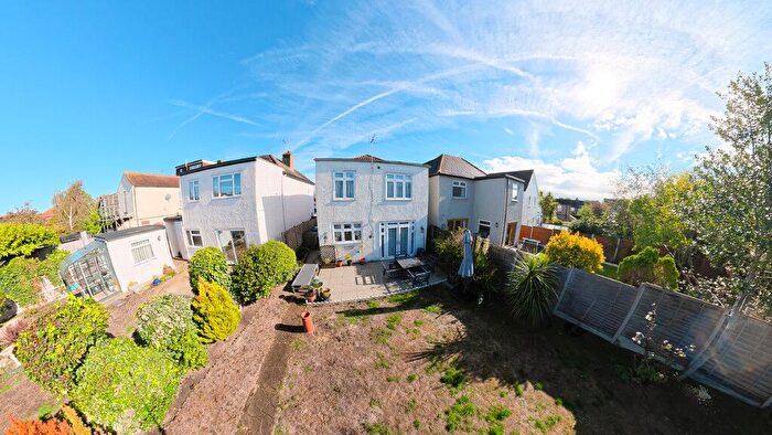 3 Bedroom Detached House For Sale In Upton Road, Bexleyheath, DA6