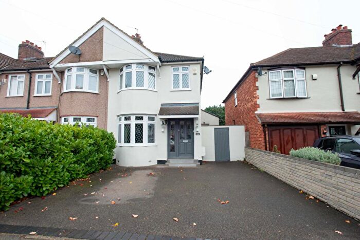 3 Bedroom End Of Terrace House For Sale In The Green, Welling, DA16