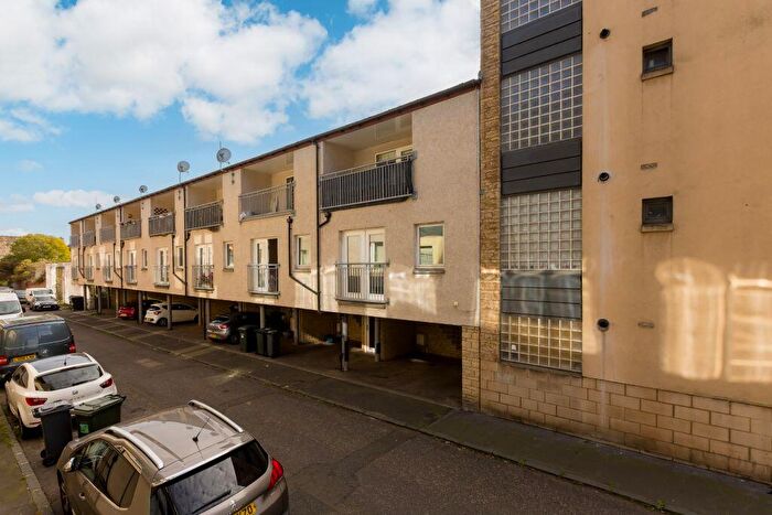 3 Bedroom Town House For Sale In Trafalgar Lane, Edinburgh, EH6