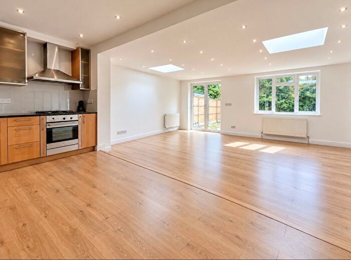 3 Bedroom Flat To Rent In Green Avenue, London, NW7