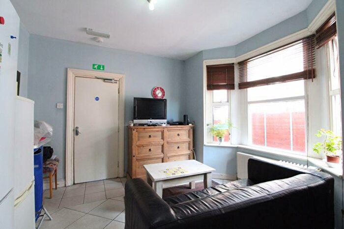 5 Bedroom End Of Terrace House To Rent In Lyndhurst Road, Luton, Bedfordshire, LU1