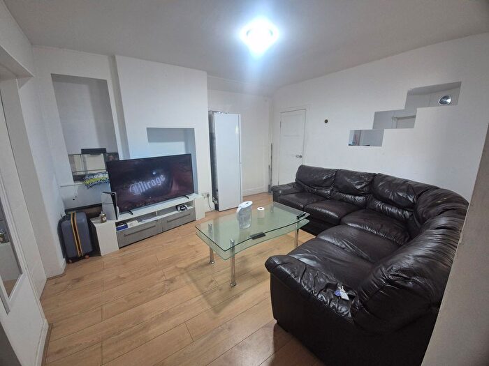 2 Bedroom Flat To Rent In St. Peters Way, Hayes, UB3