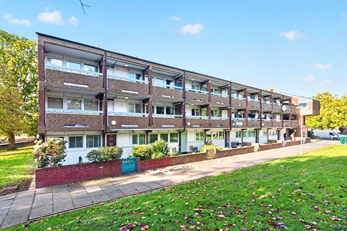 1 Bedroom Flat To Rent In Abbots Park, London, SW2