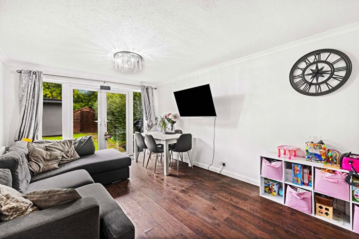 3 Bedroom Flat For Sale In Ref: Sm - Vicarage Lane, Horley, RH6