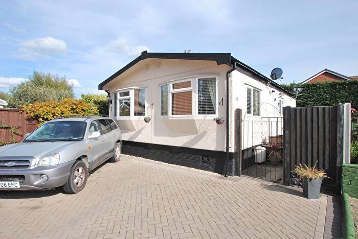 2 Bedroom Mobile/park Home For Sale In Lakehouse Park, Bishops Cleeve, Cheltenham, GL52