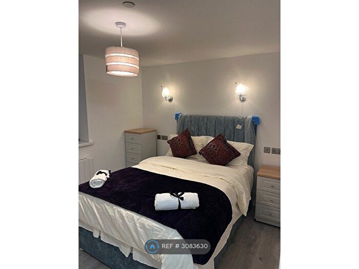 2 Bedroom Flat To Rent In Penarth Road, Cardiff, CF11