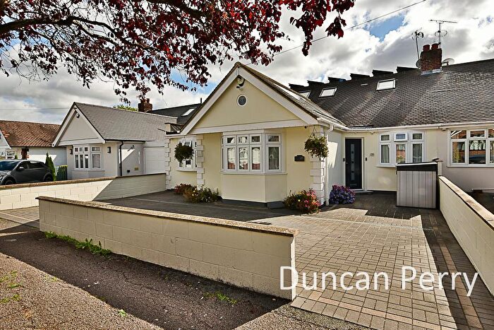4 Bedroom Semi-Detached Bungalow For Sale In The Drive, Potters Bar, EN6