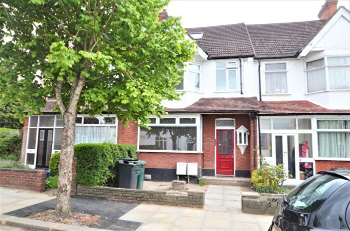 3 Bedroom Flat To Rent In Victoria Road, Mill Hill, NW7